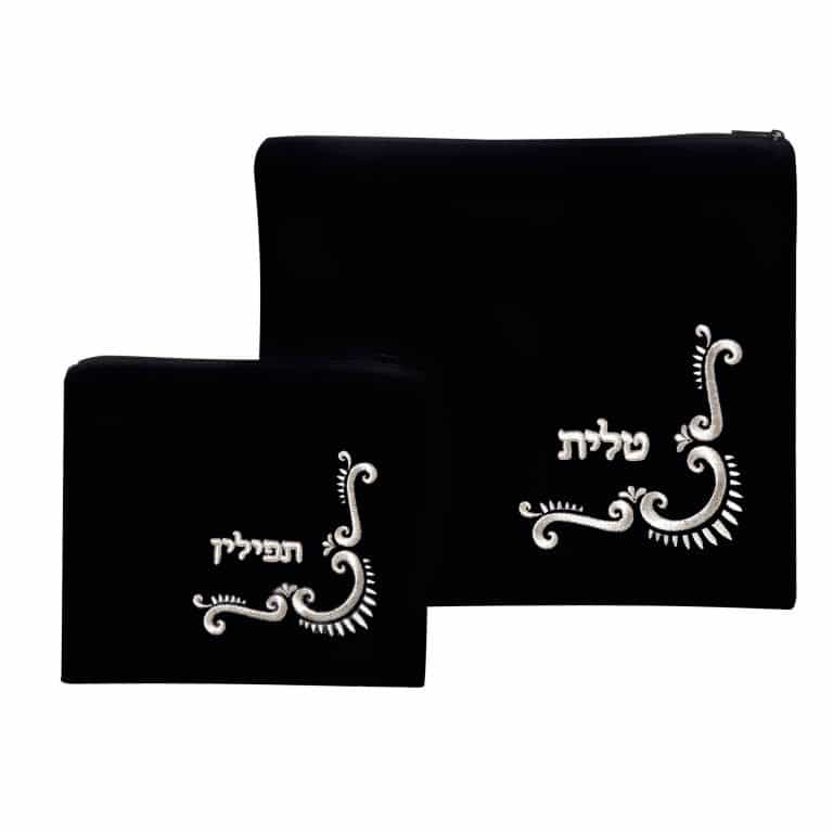 שני כיסי בד שחורים עם רוכסן, אחד גדול יותר עם "טלית" תפורה בלבן ואחד קטן יותר עם "תפילין" תפור בלבן, שניהם עם מערבולות דקורטיביות. הפריטים המעוצבים להפליא הם חלקים חיוניים של שקית טלית ותפילין ניצוצות.
