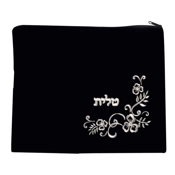 תיק שחור עם רוכסן עם רקמת פרחים כסופה וטקסט בעברית בחזית, החלק המעודן הזה של שקית תפילין רקפת משלב אלגנטיות עם מורשת תרבותית.