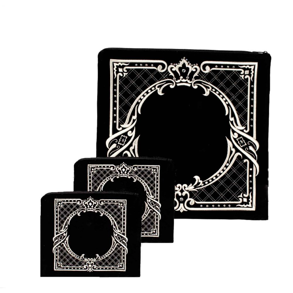 שלושה שקיות שחורות עם עיצובים לבנים מורכבים, בהשראת יודאיקה. הכיס הגדול ביותר הוא מלבני, ושני השקיקים הקטנים יותר הם בצורת ריבוע שקית לטלית ותפילין מרובע.