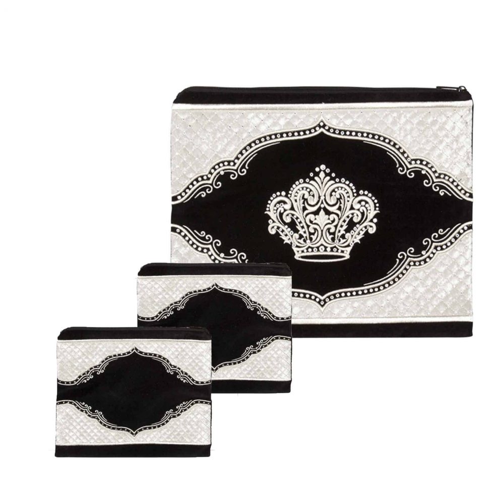 סט של שלושה פאוצ'ים תואמים בשחור ולבן עם עיצוב כתר מעוטר במרכז, המייצגים אומנות שקית לטלית ותפילין מלכות פלוס קלאסית.