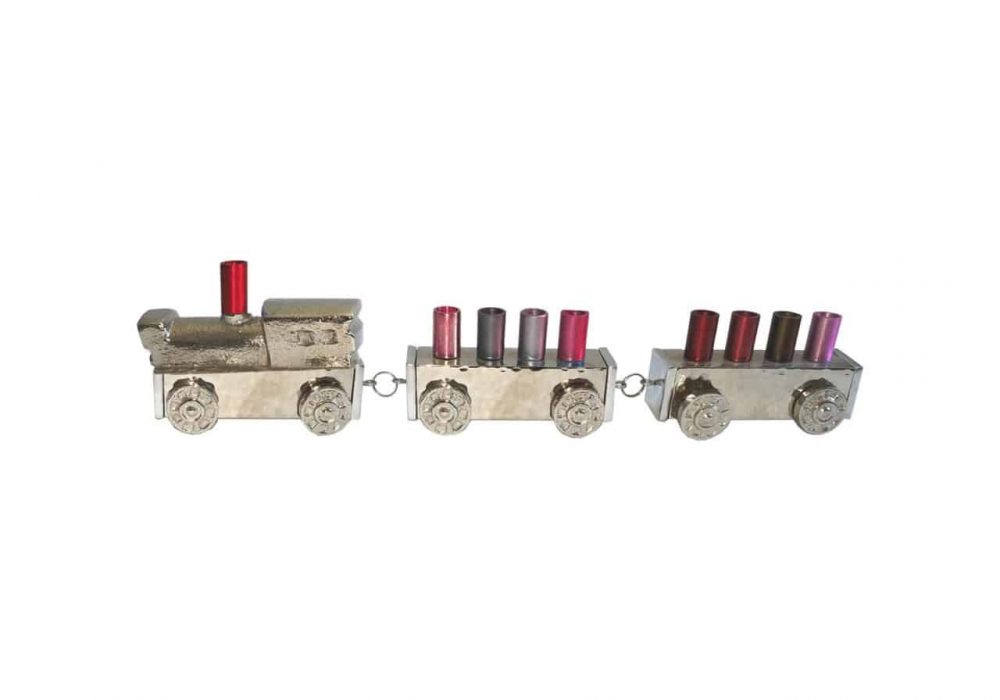 חנוכיית רכבת אלומניום אנודיייז עם שלוש מכוניות מחוברות, כל אחת מחזיקה שפתונים בצבעים שונים במקום ארובות, מציעה שילוב ייחודי של יצירתיות ואומנות יודאיקה.